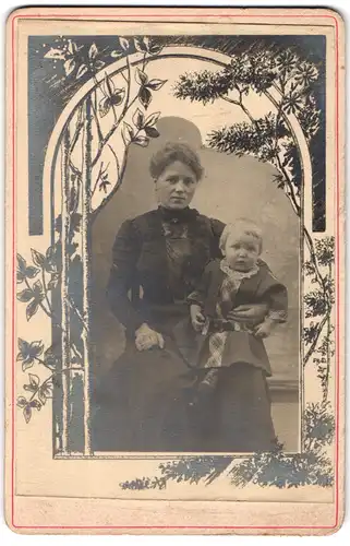 Fotografie unbekannter Fotograf und Ort, Mutter mit Kleinkind auf dem Schoss