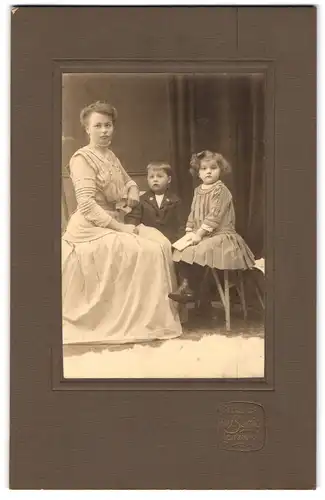 Fotografie Max Schmitz, Leipzig, Mutter mit Sohn und Tochter in Sonntagskleidern