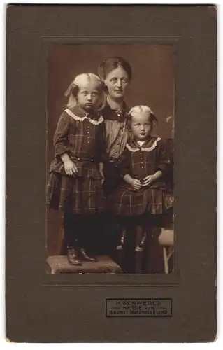 Fotografie H. Schwedes, Heide i. M., Bahnhofsgang 5, Mutter mit ihren Blonden Töchtern