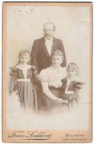 Fotografie Franz Linkhorst, Berlin-Halensee, Hobrechtstr. 1, elegantes Elternpaar mit ihren Töchtern