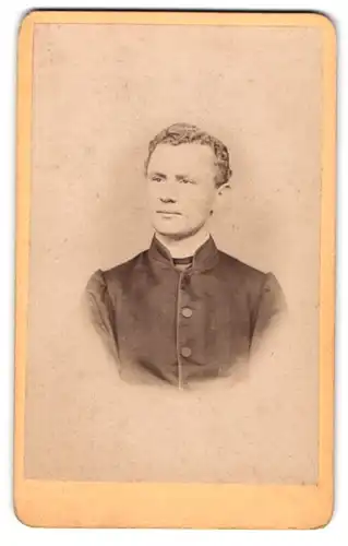 Fotografie J. M. Gallenmüller, Dillingen, junger Pfarrer im Anzug mit Collar