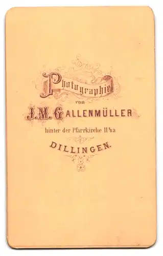 Fotografie J. M. Gallenmüller, Dillingen, junger Pfarrer im Anzug mit Collar