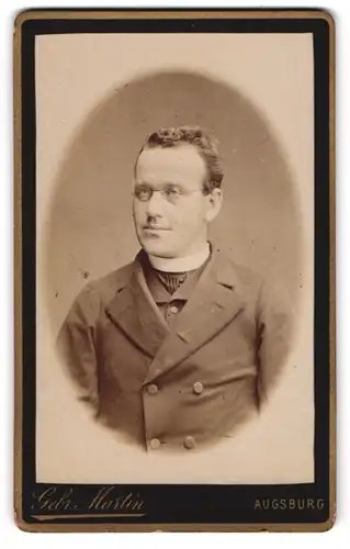 Fotografie Geb. Martin, Augsburg, Portrait Pfarrer im Anzug mit Collar und Brille