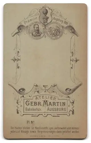 Fotografie Geb. Martin, Augsburg, Portrait Pfarrer im Anzug mit Collar und Brille