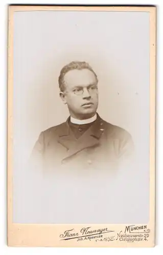 Fotografie Franz Neumayer, München, Portrait Pfarrer Alois Behr mit Collar und Brille, 1906