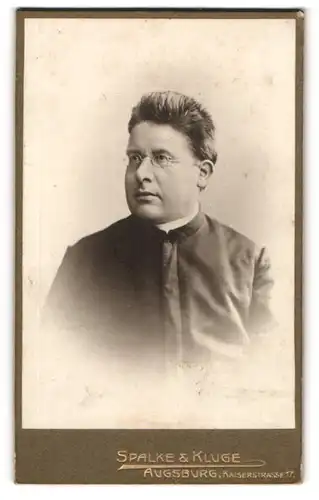 Fotografie Spalke & Kluge, Augsburg, Portrait Pfarrer im Talar mit Brille