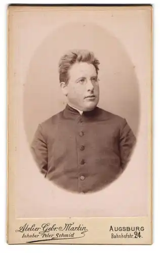 Fotografie Gebr. Martin, Augsburg, Portrait Geistlicher im Anzug mit Collar und Brille