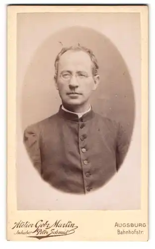 Fotografie gebr. Martin, Augsburg, Portrait Pfarrer im Talar mit Brille