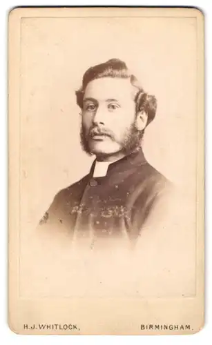 Fotografie H. J. Whitlock, Birmingham, Portrait englischer Pfarrer im Talar mit Collar und Backenbart