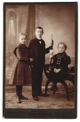 Fotografie Germania, Kattowitz, junger Knabe im Anzug zur Kommunion nebst seine zwei Schwestern