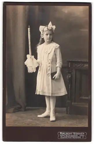 Fotografie Adalbert Werner, München, Portrait kleines Mädchen im Kommunionskleid mit Kerze und Haarschleife