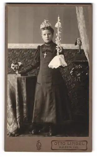 Fotografie Otto Lindel, Hagen i. W., Portrait Mädchen im Kommunionskleid mit Kerze und Kopfschmuck