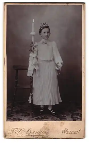 Fotografie F. X. Asanger, Weiden, Bahnhofstr., Portrait kleines Mädchen im weissen Kommunionskleid mit Kerze