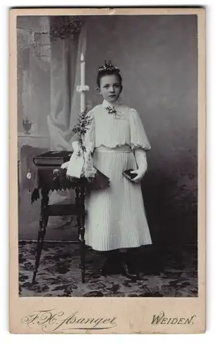 Fotografie F. X. Asanger, Weiden, Bahnhofstr., junges Mädchen zur Kommunion im weissen Kleid mit Kerze