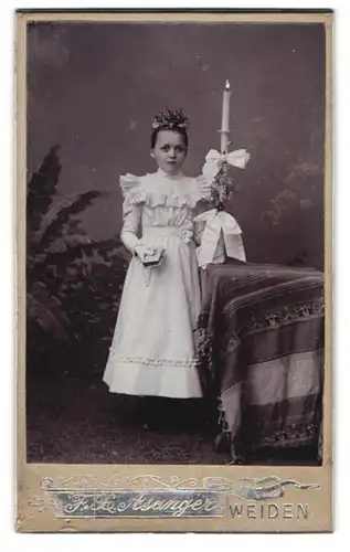 Fotografie F. X. Asanger, Weiden, Bahnhofstr., junges Mädchen im schicken Kleid mit Kerze zur Kommunion