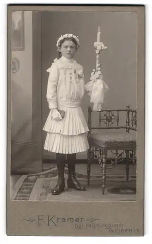 Fotografie F. Kramer, Weiden i. O., Mädchen im Kommunionskleid mit Kerze und Haarschmuck