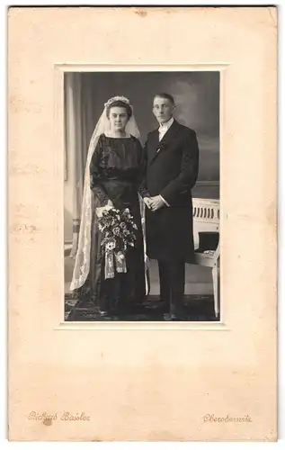 Fotografie Richard Bassler, Oberoderwitz, Brautpaar im schwarzen Hochzeitskleid und Anzug mit Brautstrauss