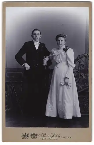 Fotografie Rud. Pfähler, Ebingen, Portrait junges Brautpaar im weissen Kleid und schwarzen Anzug