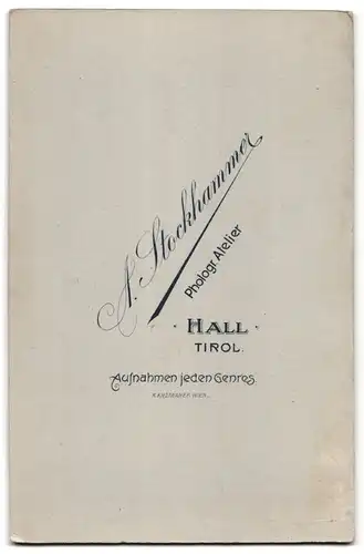 Fotografie A. Stockhammer, Hall / Tirol, Portrait Eheleute im schwarzen Hochzeitskleid und Anzug mit weissem Schleier