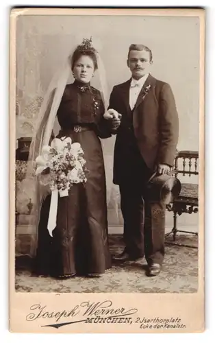 Fotografie Joseph Werner, München, Portrait junges Paar im schwarzen Brautkleid und Anzug mit Zylinder, Brautstrauss