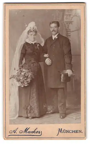 Fotografie A. Macher, München, Portrait Ehepaar im schwarzen Brautkleid und Anzug mit Zylinder in der Hand