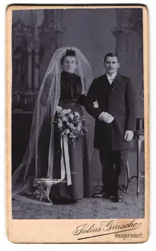 Fotografie Julius Grusche, Neugersdorf, Portrait sächsisches Brautpaar im schwarzen Kleid mit Schleier und Anzug