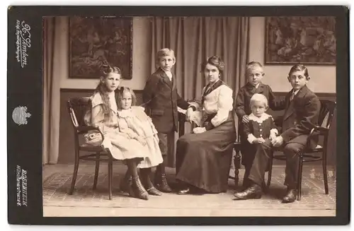 Fotografie X. Simson, Rosenheim, Münchenerstr. 6, Familien-Portrait Mutter mit Kindern wohl gekleidet um 1917