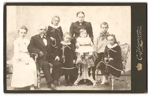 Fotografie C. Jörgensen, Herning, Familien-Portrait Elternpaar mit sechs Kindern in Sonntagskleidern