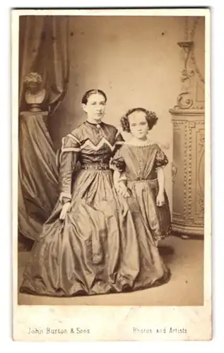Fotografie John Burton & Sons, Leicester, Mutter im Biedermeierkleid nebst Tochter mit geflochtenem Haar