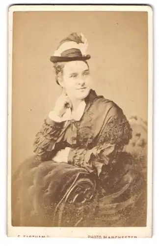 Fotografie Enos Eastham, Manchester, 7 Market Street, Portrait Dame mit Hut trägt Kleid mit Rüschen
