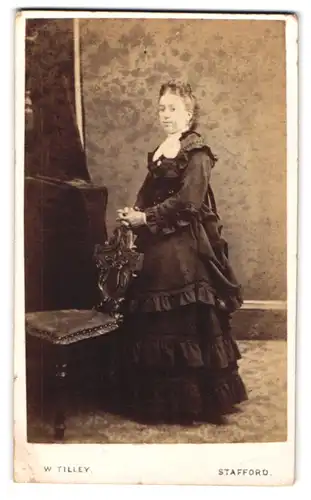 Fotografie W. Tilley, Stafford, 17 Gaolgate Street, junge Lady mit geflochtenem Haar im schwarzen Kleid