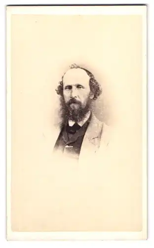 Fotografie Peter Hopwood, Bridgnorth / Shropshire, Portrait Herr mit Halbglatze und zerzaustem Vollbart