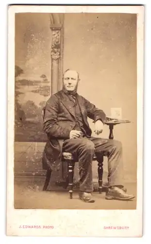 Fotografie J. Edwards, Shrewsbury, Gentleman mit Backenbart auf Stuhl sitzend