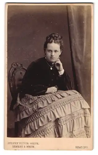 Fotografie Sidney Victor White & Ernest E. White, Reading, Dame mit geflochtenem Haar schaut nachdenklich