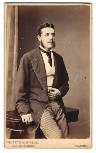 Fotografie Syney Victor White & Ernest C. White, Reading, 52 Castle Street, Gentleman mit Koteletten im Anzug