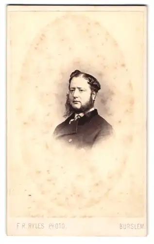 Fotografie F.R. Ryles, Burslem, 178-180 Waterloo Road, Portrait Gentleman mit Backenbart im Anzug