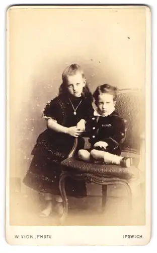 Fotografie M. Vick, Ipswich, London Road, Knabe auf Stuhl sitzend, Mädchen mit gelangweiltem Blick