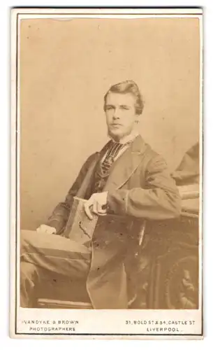 Fotografie Vandyke & Brown, Liverpool, 31 Bold Street, Portrait junger Gentleman im Anzug mit Backenbart
