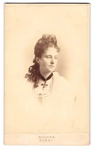 Fotografie Clement Rogers, Derby, Victoria Chambers, Portrait junge Lady mit gelocktem Haar & Kreuz-Anhänger