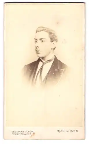 Fotografie S. Prout Newcombe, London School of Photography, Myddelton Hall, Portrait junger Herr mit Krawatte im Anzug