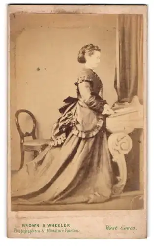 Fotografie Brown & Wheeler, West Cowes, Dame im weiten Biedermeierkleid im seitlichen Profil