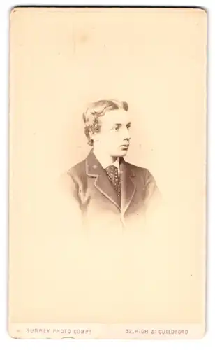 Fotografie Surrey Photo Compaqny, Guildford, 32 High Street, Portrait Bursche im Anzug