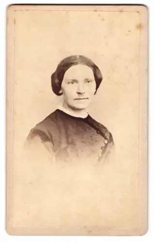 Fotografie Arthur Rouvsoy, Chemnitz, Zwingergasse 9, Portrait zünftige Dame wohl gekleidet