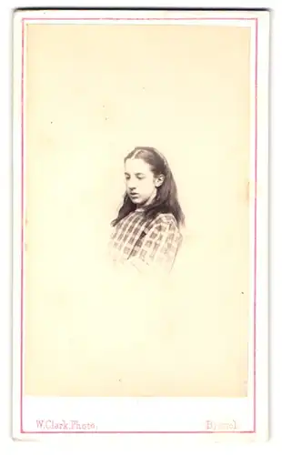 Fotografie W. Clark, Bristol, 27 Park Street, Portrait Mädchen trägt karierte Bluse