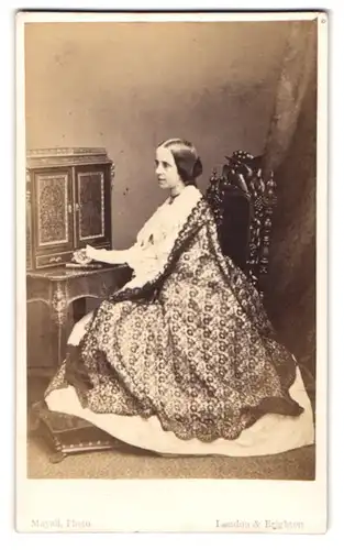 Fotografie Mayall, London, 224. Regent Street, Gestandene Frau mit Hochsteckfrisur im zweifarbigen Rüschenkleid