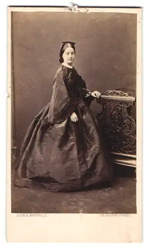 Fotografie Lock & Whitfield, London, 178. Regent Street, Junge Dame im samtenen Reifrockkleid mit Perlenhalskette