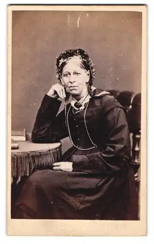 Fotografie M. Bowness, Ambleside, Greisin mit Blumengesteck im hochgesteckten Haar und Brosche am Kragen