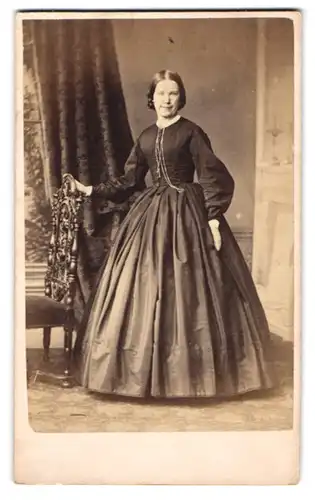 Fotografie Rousseau and Dendy, London, 28. Hanover St., Frau mittleren Alters im schlichten Kleid mit edlem Halsschmuck