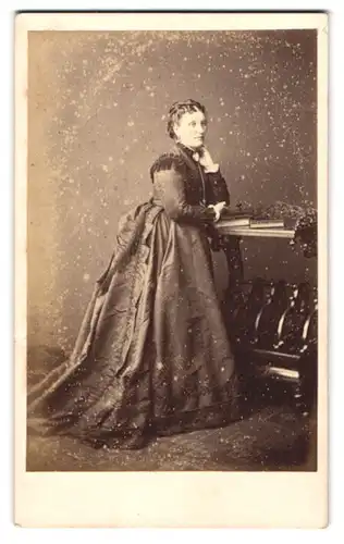 Fotografie Lock & Whitfield, London, 178. Regent Street, Frau mit kurzen Korkenzieherlocken im eleganten Rüschenkleid