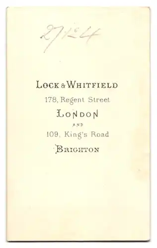 Fotografie Lock & Whitfield, London, 178. Regent Street, Frau mit kurzen Korkenzieherlocken im eleganten Rüschenkleid